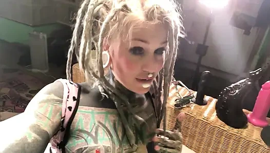 Azgın alternatif dövmeli kız seks oyuncaklarını göt tıkacıyla gösteriyor