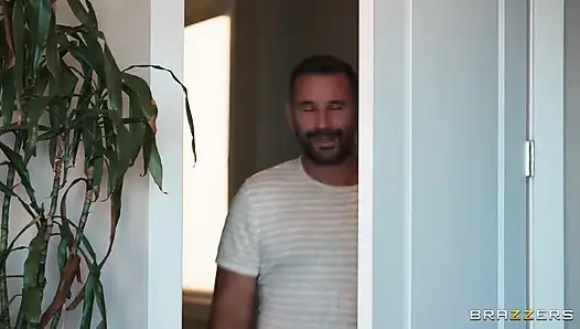 Brazzers - Kenzie Taylor erkek arkadaşını derin ateşli anal seks için aldatıyor