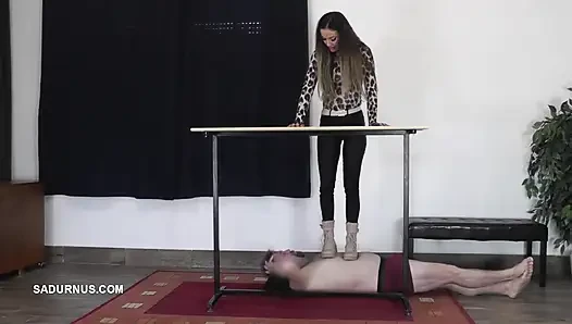 Sahibe Tatjana kölenin kafasına sert bir şekilde inliyor