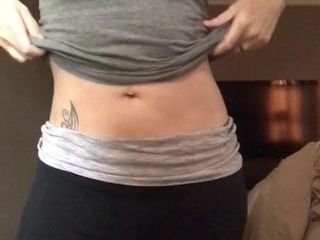 Flache Titten, 40-jährige MILF liebt es, ihren eigenen dicken Arsch zu versohlen