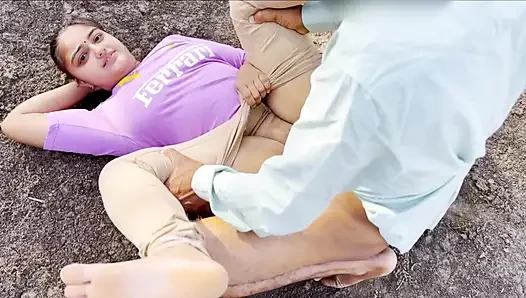 Hintli köylü kız açık havada sıkı amcığı sikiyor xxx video viral mms video