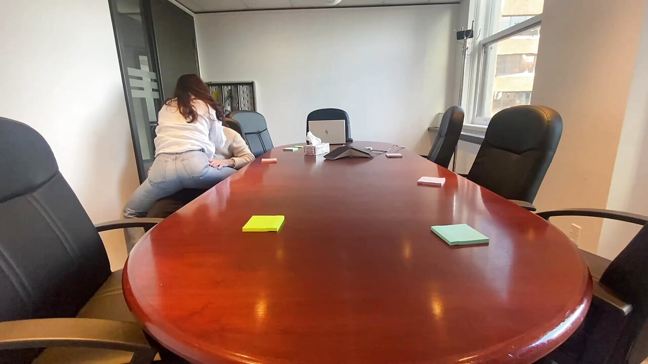 Ik word betrapt op het neuken van de kantoorslet en word ontslagen