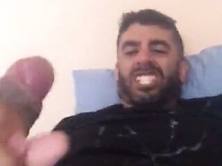 Арабский мужик дрочит сперму