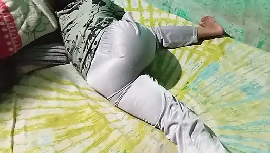 Hintli güzel ev hanımı hizmetçiyle seks videosu