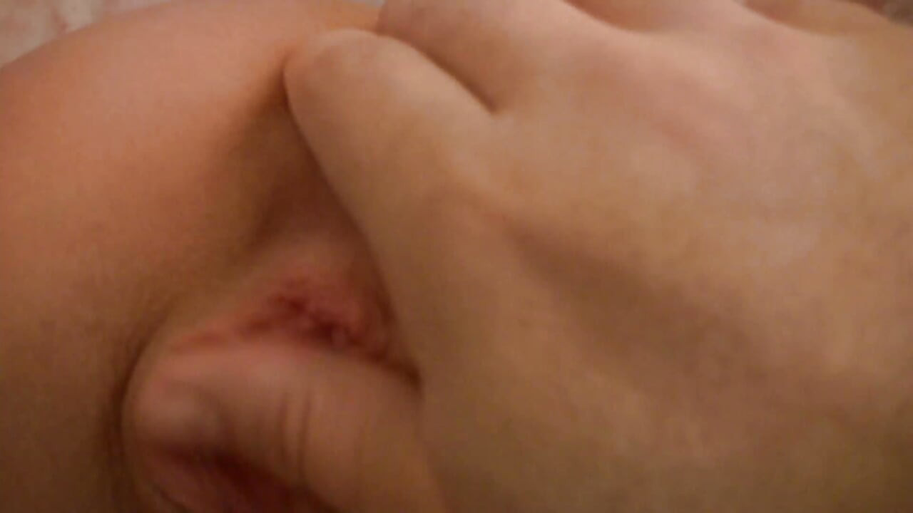 Hermosa chica amateur con buenas tetas se masturba el coño con un consolador largo