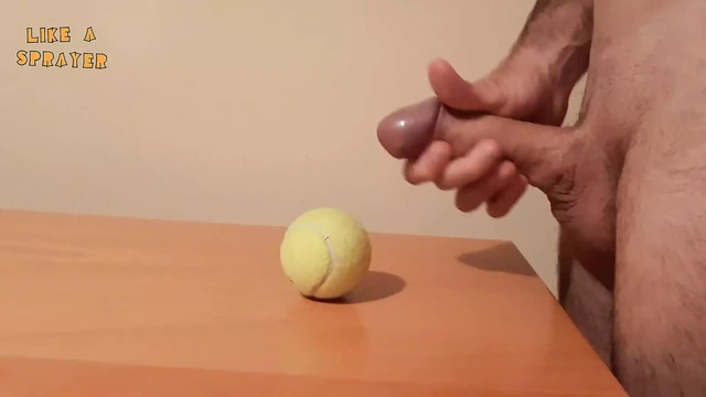 Дрочка и камшот на теннисный мяч