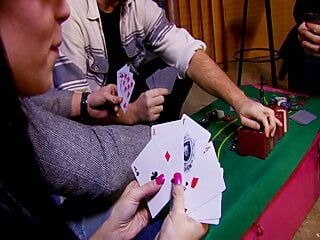 Un joc de poker cu prietenii și cine câștigă o fute pe iubita mea