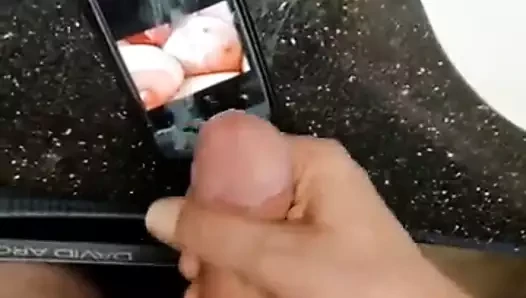 Karısının göğüslerine haraç