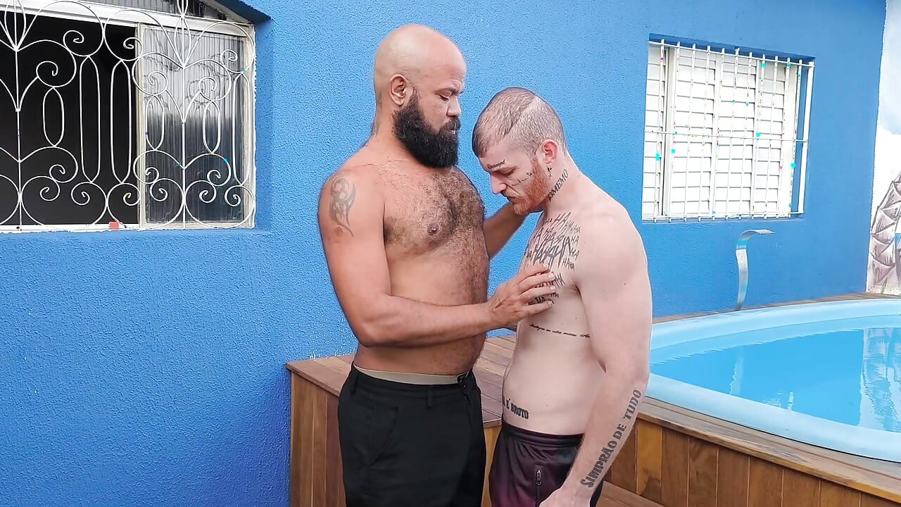 Carmona fodendo seu amigo do RJ na piscina