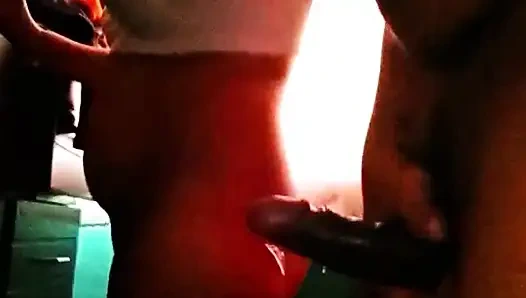 Bakış açısı dikey domaltarak büyük götlü orta yaşlı seksi kadını sikiyor