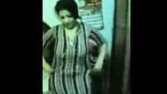 Dançarina árabe em casa com peitos grandes