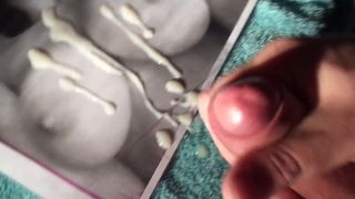Sperma-Tribut auf die großen Titten von Tonnen