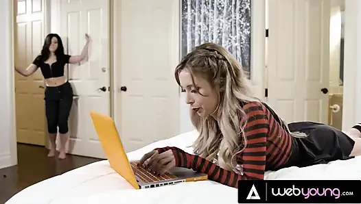 Ateşli Whitney Wright, Roommie Aiden Ashley'nin tipi olmadığı söylendikten sonra crush roommie aiden ashley'i sikmek için çok çabalıyor