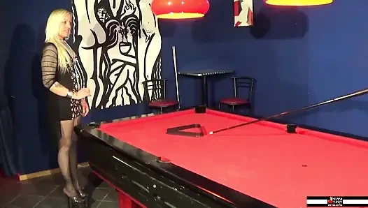 Versaute blonde mutter fickt und pisst in das billardzimmer