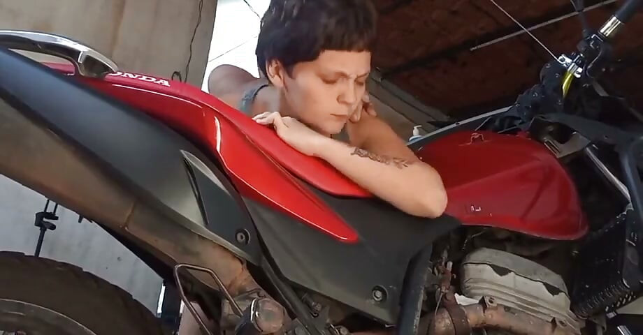 I Had the Dyke Suck Me off in the Garage While My Wife Was Watching TV with Her Wife