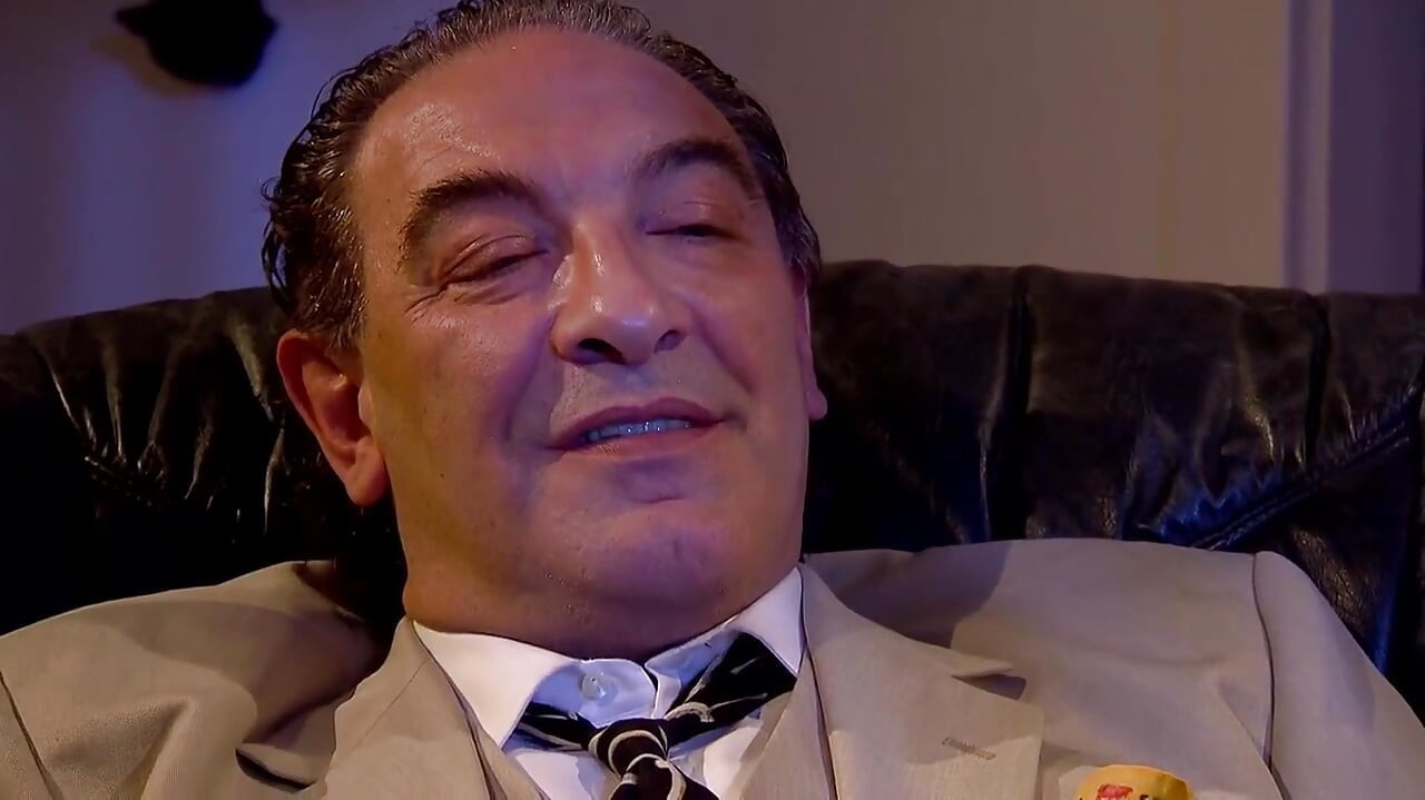 लाल बालों वाली Tarra white बड़े लंड को बेतहाशा चूसती और सवारी करती है