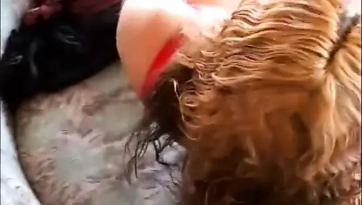 İri göğüslü çok seksi siyah amcık mutfakta sikişiyor