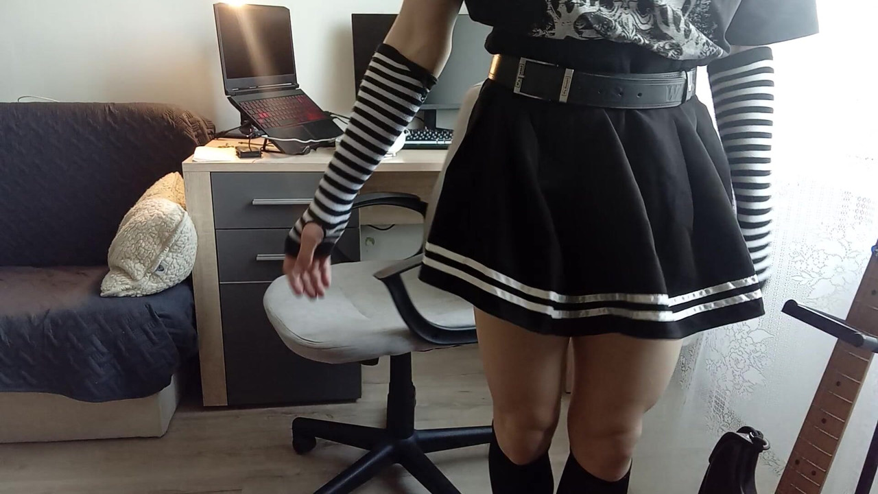 Rozpustny femboy błaga cię, byś go zerżnął w jego ciasną dziurkę