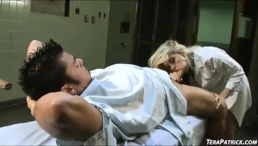 Die blonde schönheit bobbi Eden wird hardcore gefickt