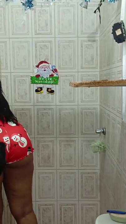 Lelaki tua berkongkek dengan pembantu rumahnya yang cantik dan bertetek besar di bilik air untuk Krismas | Klip 1