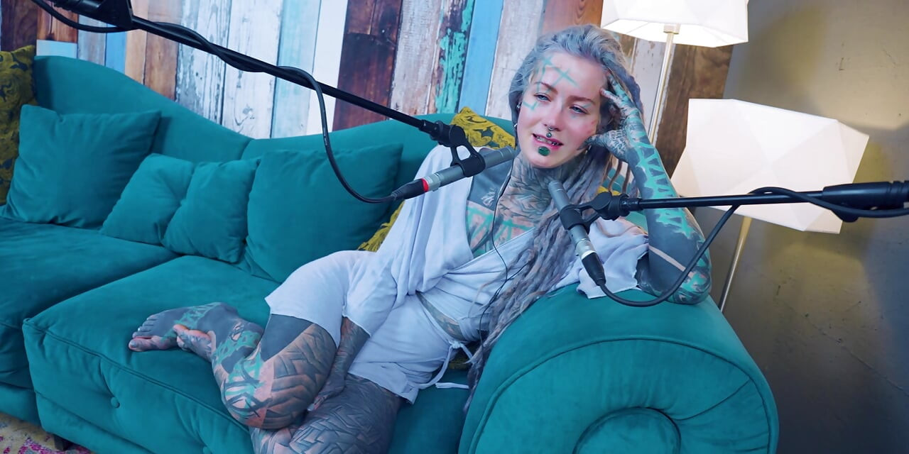 Govorim o Y - TI - ASMR podcast SFW priča gotička mršava djevojka s dreadlocksima, tetovirana cura s tetovažom