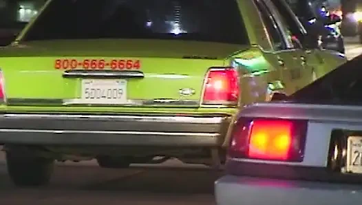 Wilde Taxifahrt: Heiße Blonde im Auto