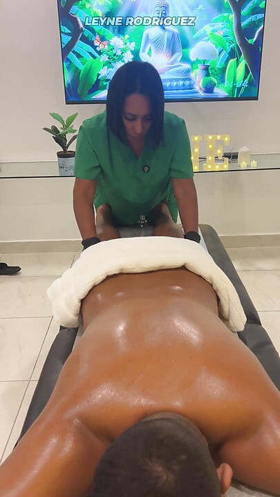Leyne Rodriguez: Une Latina Sexy En Uniforme De Massage Donne Une Séance Intense D’huile