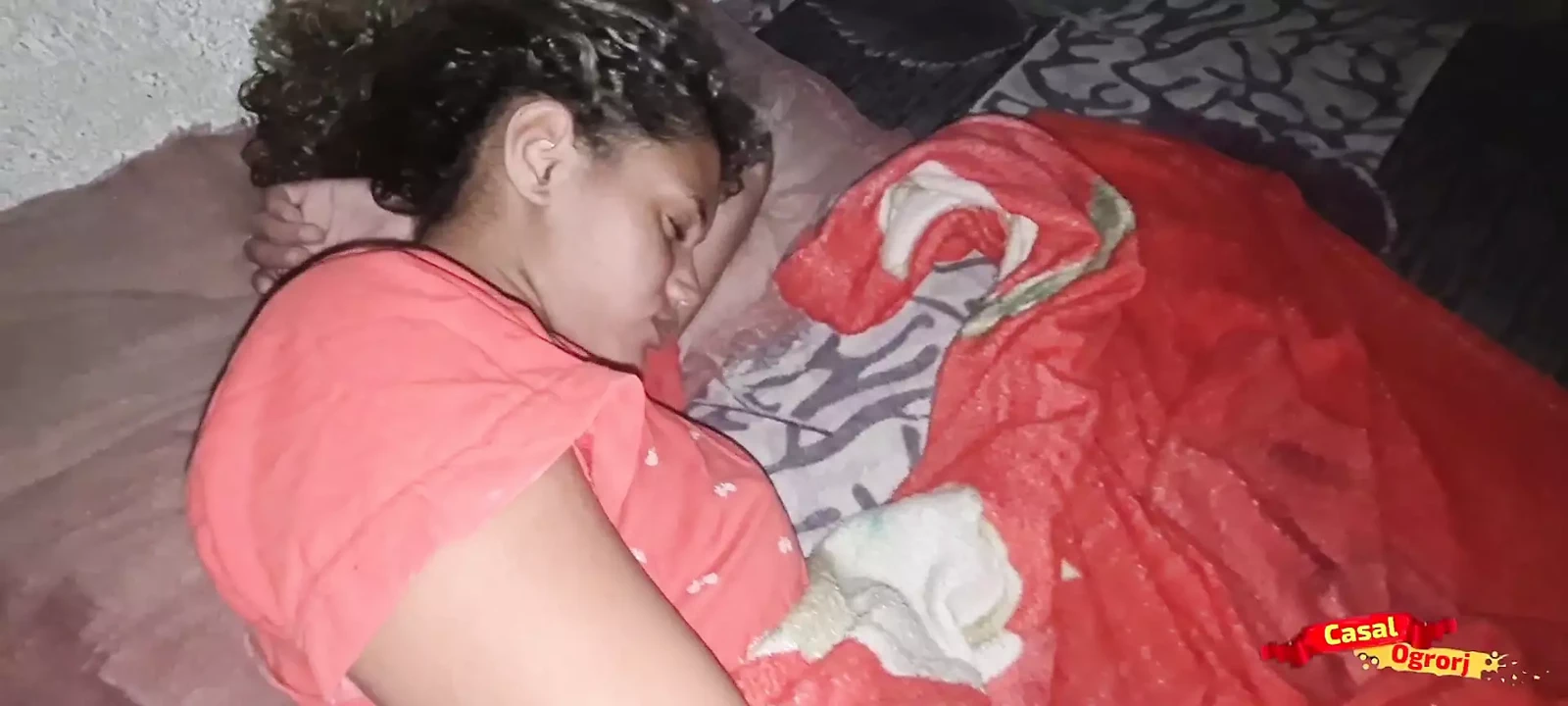 我的继父不给我和平，每天晚上都想吃我的屁股。