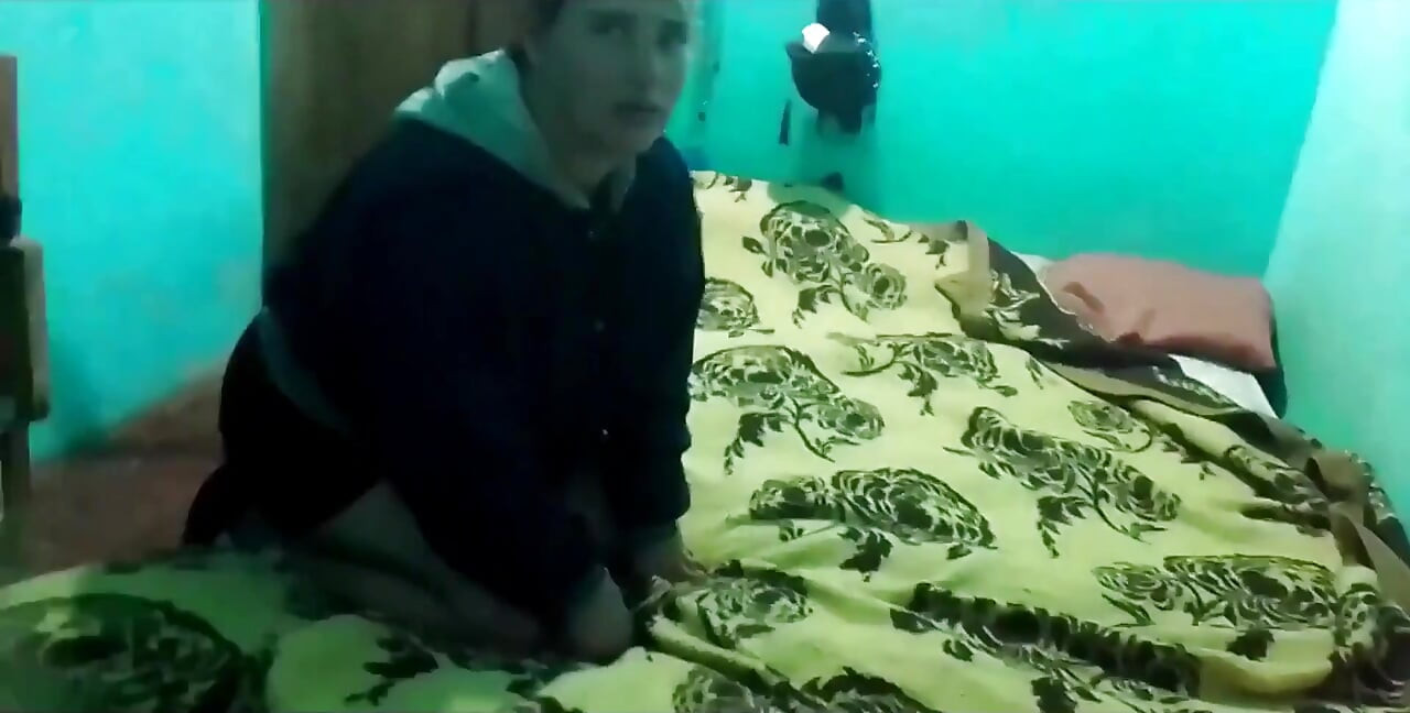 Eu chupo ele na cama e fodemos missionário e de quatro.