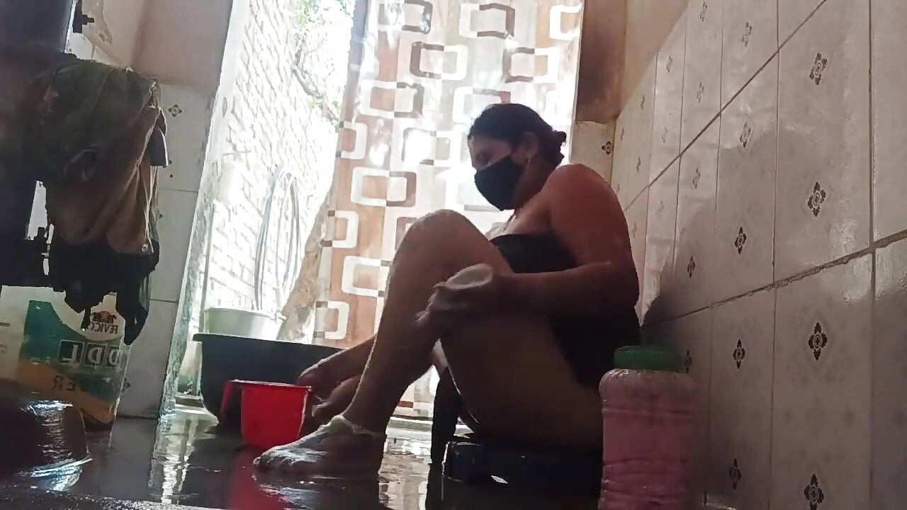 Vidéo X d’une bhabhi nue se baigne