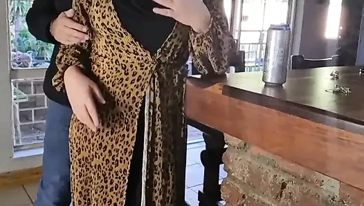 Шурин трахает меня в его баре