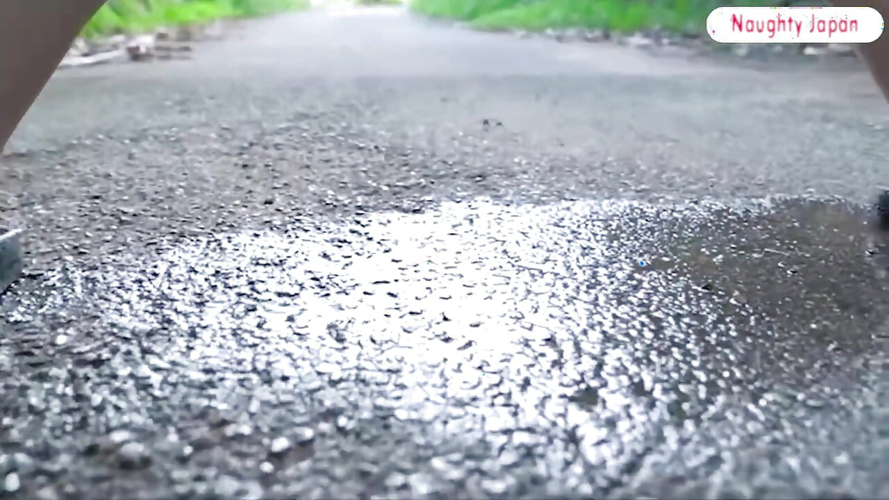 Pov trên một bãi biển riêng tư với một thần tượng vú to gravure. Chảy tràn tinh dịch thô