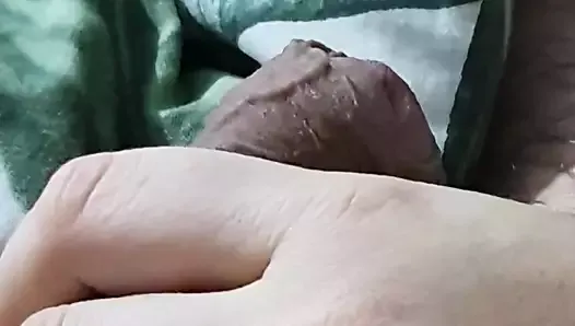 Une belle-mère branle la bite de son beau-fils timide dans une chambre d’hôtel