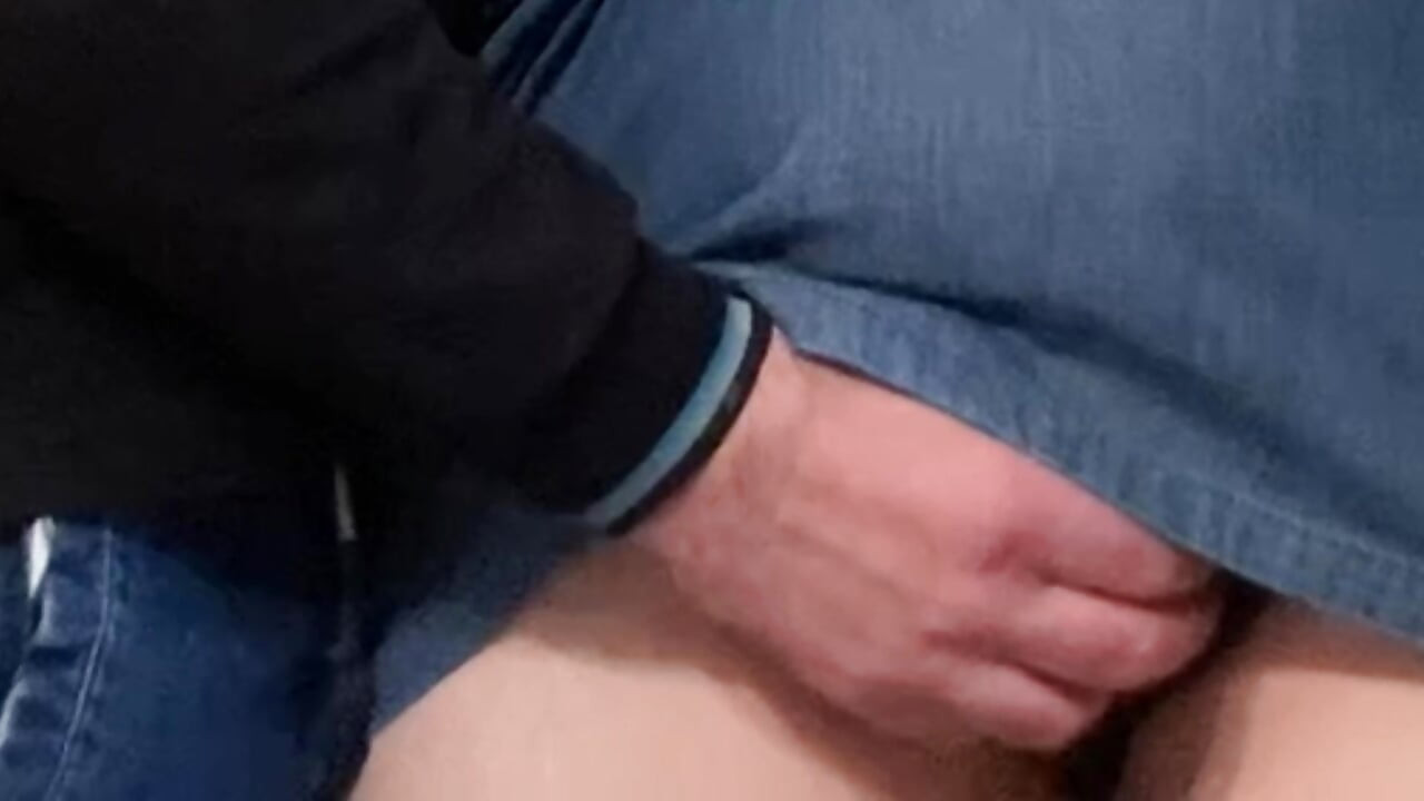 見知らぬ人がスカートの下で私のパンティに触る - 公然と汚れた手