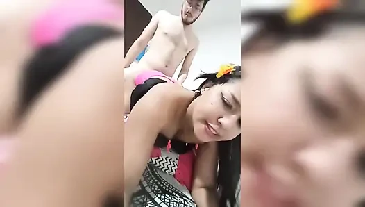 Diese sexy brünette hure kommt zu mir und ich lege meinen ganzen schwanz sehr reich in sie