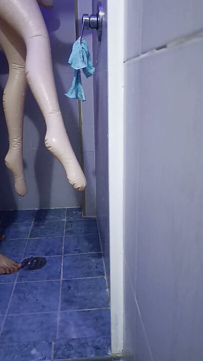 Jebem svoju lutku na napuhavanje u guzicu u kupaonici dok se tuširamo s puno sapuna.