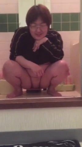 Japanese amateur BBW servant pissing