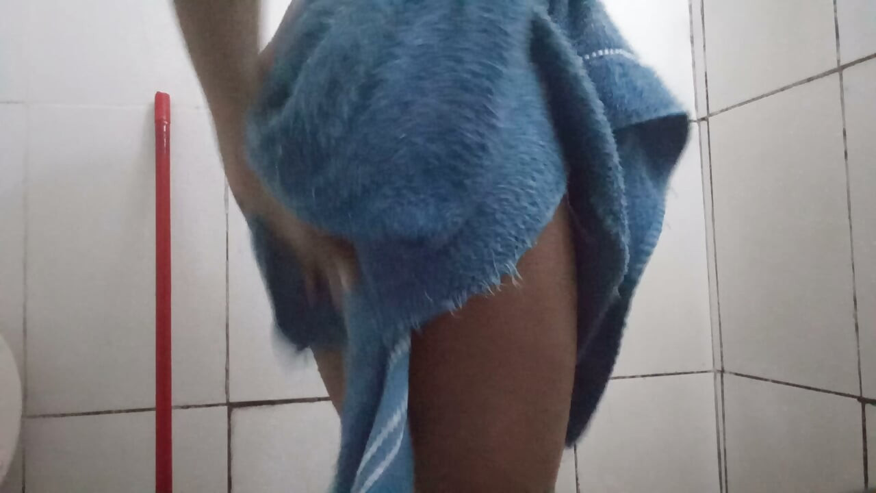 Aku melatih gluteusku di gym hari ini, Sabtu.