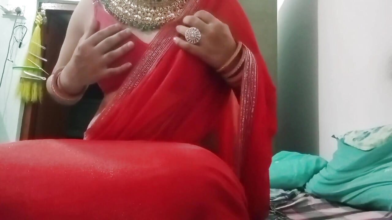 קרוסדרסר תחתון הומו הודי גאוריסיסי לוחצת ומשחקת עם הציצים הגדולים שלה