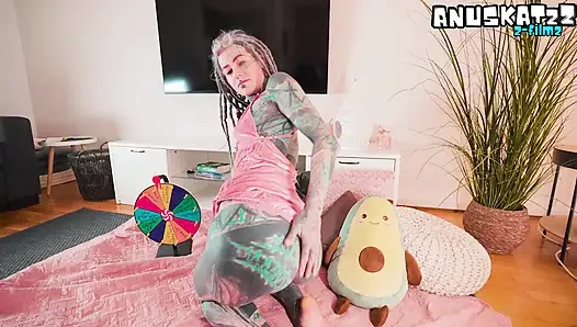 Tätowiertes WEBCAM-model wird während der show unterbrochen und gefickt