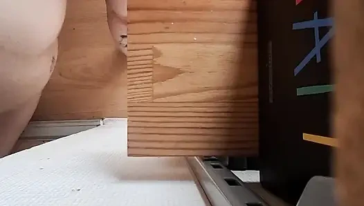 Ich gehe auf allen vieren, devot wie eine schlampe, meinen mund voll mit seinem großen schwanz