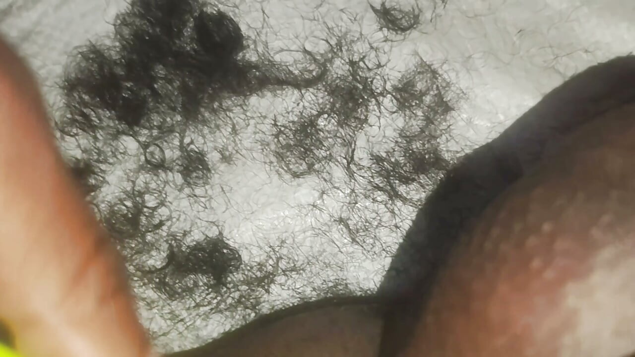 Una, inimbitahan ako ng girlfriend ko sa kanyang lugar, inayos niya ang lahat ng aking pubic hair, at pagkatapos magsipilyo, dinala niya ako sa