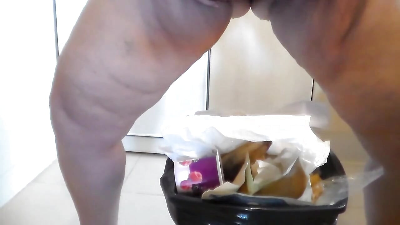 Jen piša u kantu za smeće