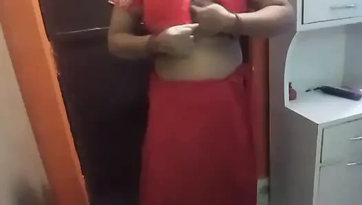 Schönes bhabhi trägt eine schöne sari.