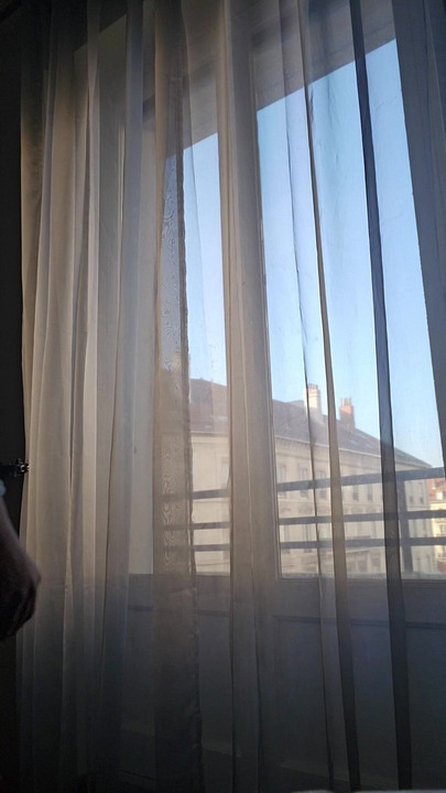 Αγγίζω τον εαυτό μου μπροστά στην πόλη