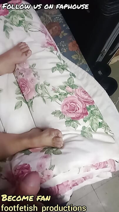 Secretly Jacking off to Stepmom's Foot