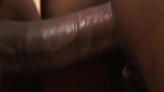 Büyük siyah yarak almaya hevesli iki azgın zenci kızla üçlü seks