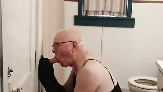 Kadın kılıklı kadın emiyor