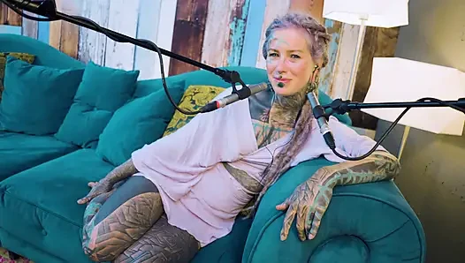 Aku lagi ngomongin tentang b - bordem - asmr podcast sfw lagi ngobrol sama model bertato rambut gimbal asal gotik