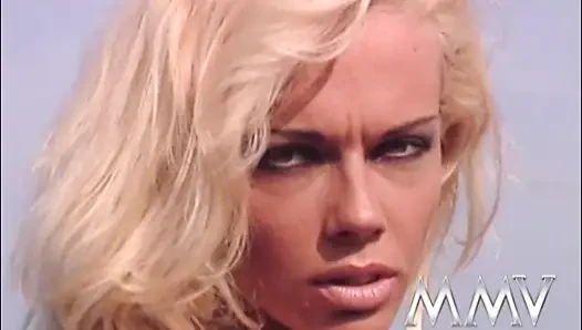 Kelly trump si cewek sange rambut pirang lagi asik masturbasi di atas bebatuan